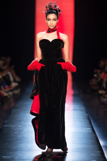 Jean Paul Gaultier FW2013 Couture。本季的主题大概是……大型猫科动物……大猫女们，准确点说是：狮女、虎女、豹女。他的高级定制系列是对“女捕食者”的赞颂。