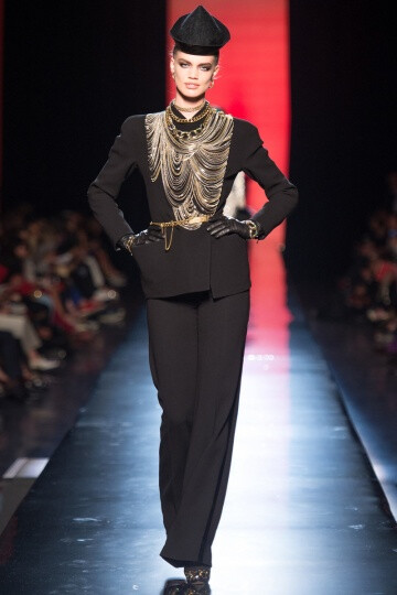 Jean Paul Gaultier FW2013 Couture。本季的主题大概是……大型猫科动物……大猫女们，准确点说是：狮女、虎女、豹女。他的高级定制系列是对“女捕食者”的赞颂。