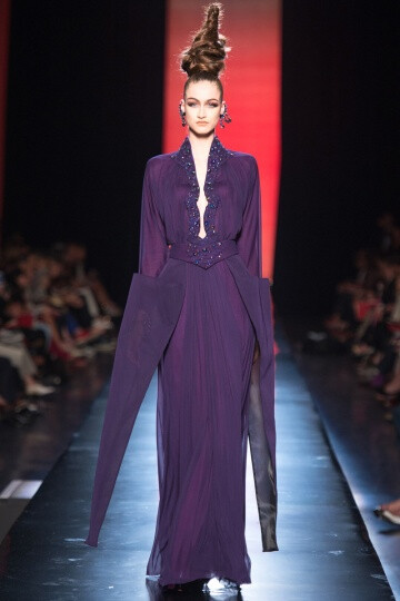 Jean Paul Gaultier FW2013 Couture。本季的主题大概是……大型猫科动物……大猫女们，准确点说是：狮女、虎女、豹女。他的高级定制系列是对“女捕食者”的赞颂。