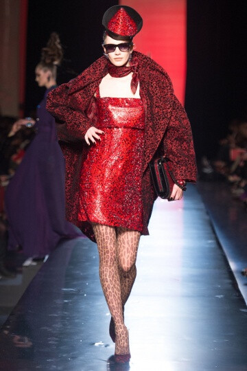 Jean Paul Gaultier FW2013 Couture。本季的主题大概是……大型猫科动物……大猫女们，准确点说是：狮女、虎女、豹女。他的高级定制系列是对“女捕食者”的赞颂。