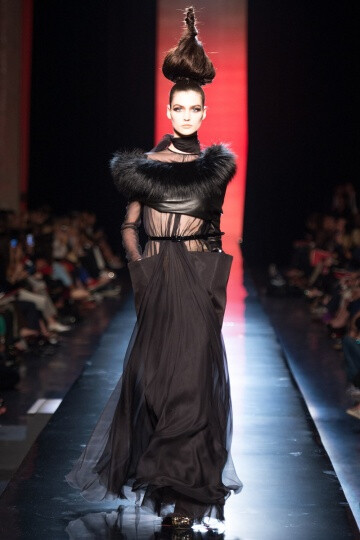 Jean Paul Gaultier FW2013 Couture。本季的主题大概是……大型猫科动物……大猫女们，准确点说是：狮女、虎女、豹女。他的高级定制系列是对“女捕食者”的赞颂。