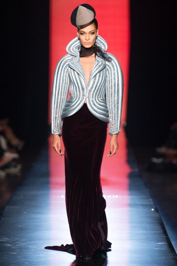 Jean Paul Gaultier FW2013 Couture。本季的主题大概是……大型猫科动物……大猫女们，准确点说是：狮女、虎女、豹女。他的高级定制系列是对“女捕食者”的赞颂。