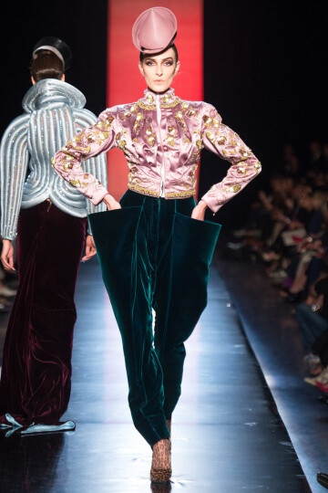 Jean Paul Gaultier FW2013 Couture。本季的主题大概是……大型猫科动物……大猫女们，准确点说是：狮女、虎女、豹女。他的高级定制系列是对“女捕食者”的赞颂。