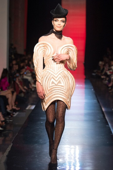 Jean Paul Gaultier FW2013 Couture。本季的主题大概是……大型猫科动物……大猫女们，准确点说是：狮女、虎女、豹女。他的高级定制系列是对“女捕食者”的赞颂。