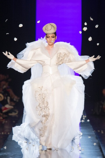 Jean Paul Gaultier FW2013 Couture。本季的主题大概是……大型猫科动物……大猫女们，准确点说是：狮女、虎女、豹女。他的高级定制系列是对“女捕食者”的赞颂。