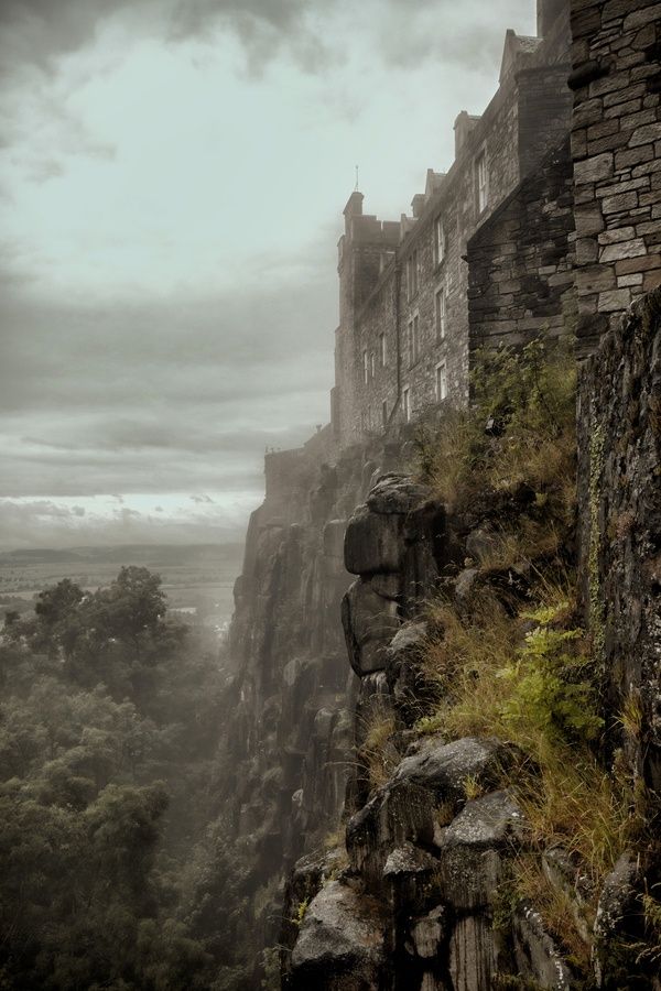 Misty Stirling Castle, the green lady of Stirling castle is said to be the ghost of one of Mary,Queen of Scots servants. Queen Mary herself has been said to be the identity of the ghost of a pink lady.