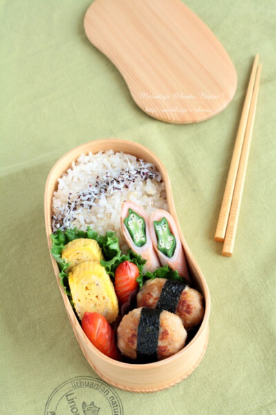 Japanese Bento Box Lunch (Nori-wrapped Tuna Fish Cake, Okra Ham Roll, Tamagoyaki Egg Omelet, Rice) by あ～るママ