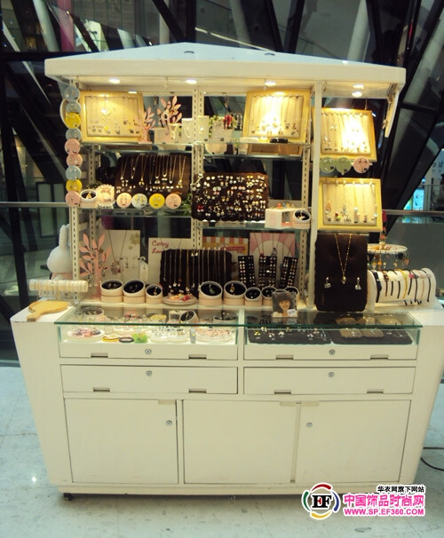 cottiny饰品北京来福士花车产品陈列