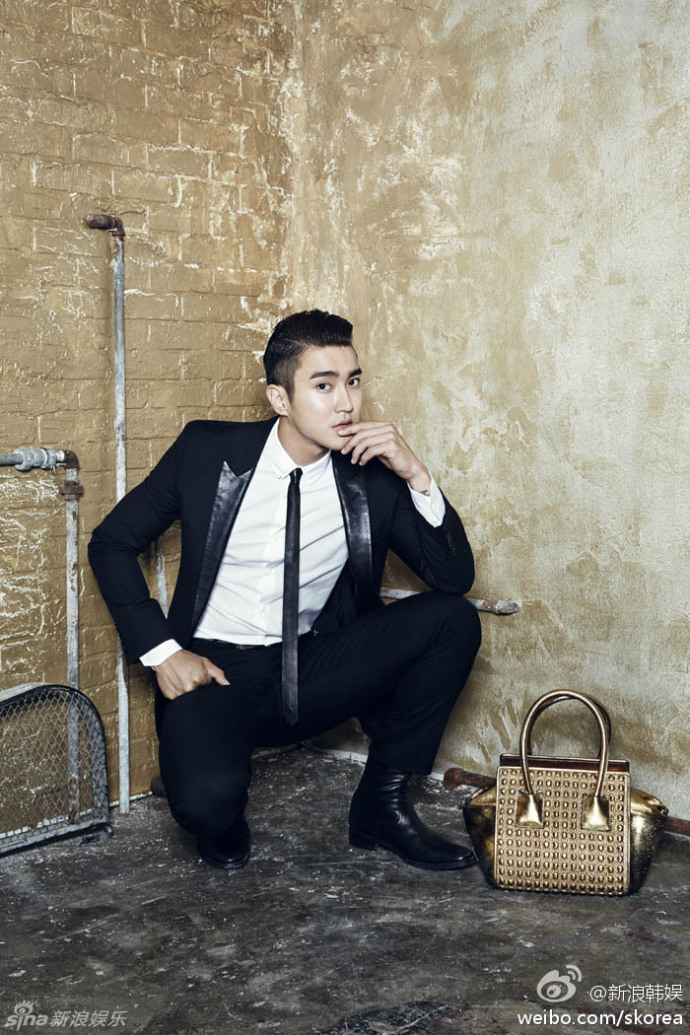 崔始源 拍写真，以都市型男造型亮相吸引广大女粉丝目光。他还戴着军帽，披着挂满勋章的大衣出镜，帅气演绎军装风