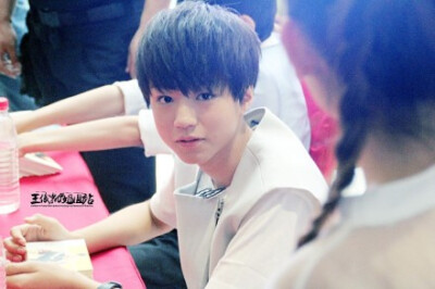 【@TFBOYS-王俊凯 姐姐站】140803 #王俊凯##TFBOYS王俊凯# 周年庆 高清4P#没有过不去的事情 只有过不去的心情当你经历过一些事情的时候 眼前的风景已经跟从前的不一样