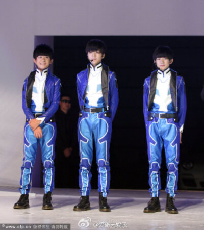 【TFBOYS火爆代言游戏 感叹没有暑假不忘初心】8月5日，@TFBOYS组合 三小只@TFBOYS-王俊凯 @TFBOYS-易烊千玺 @TFBOYS-王源 亮相上海代言活动。现场不仅献上劲歌热舞，玩游戏，还与玩家进行了互动…刚发行单曲《青春修…