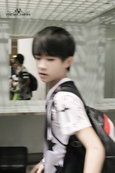 #TFBOYS##王俊凯##王源##易烊千玺# 140801 北京首都机场 关内 高清糊6P 修图君去了前线之后 就很能理解高糊照片的由来了大家看个意境就行