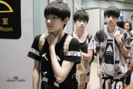 #TFBOYS##王俊凯##王源##易烊千玺# 140801 北京首都机场 关内 高清糊6P 修图君去了前线之后 就很能理解高糊照片的由来了大家看个意境就行