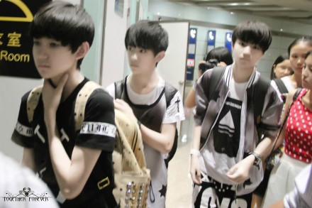 #TFBOYS##王俊凯##王源##易烊千玺# 140801 北京首都机场 关内 高清糊6P 修图君去了前线之后 就很能理解高糊照片的由来了大家看个意境就行