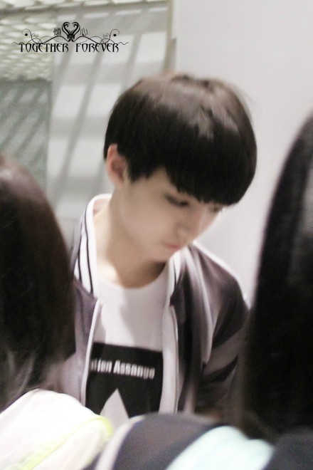 #TFBOYS##王俊凯##王源##易烊千玺# 140801 北京首都机场 关内 高清糊6P 修图君去了前线之后 就很能理解高糊照片的由来了大家看个意境就行