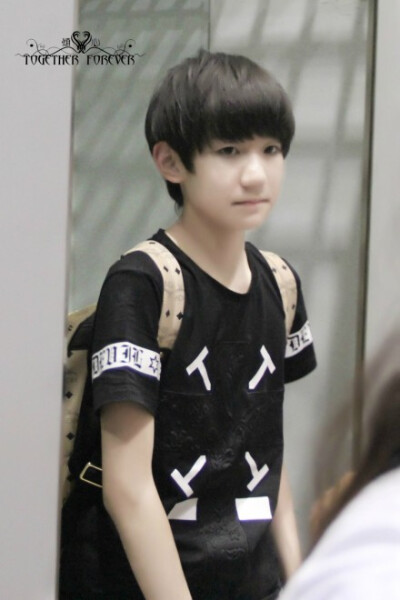 #TFBOYS##王俊凯##王源##易烊千玺# 140801 北京首都机场 关内 高清糊6P 修图君去了前线之后 就很能理解高糊照片的由来了大家看个意境就行