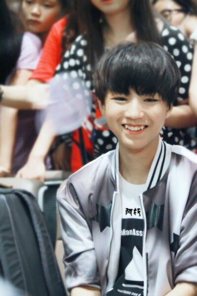#王俊凯# #TFBOYS成军一周年# 20140801 北京首都机场 虎牙4P TFBOYS队长王俊凯，对粉丝又好又体贴，标志是可爱的小虎牙和细长的桃花眼。年纪小有担当。唱歌刻苦学习努力，队长力十足。小队长，一周年快乐！！！
