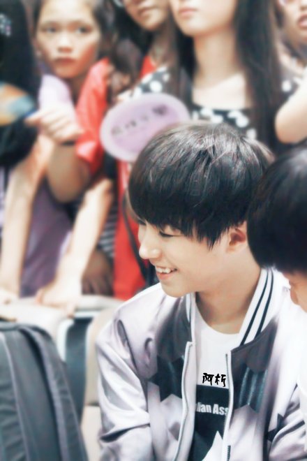 #王俊凯# #TFBOYS成军一周年# 20140801 北京首都机场 虎牙4P TFBOYS队长王俊凯，对粉丝又好又体贴，标志是可爱的小虎牙和细长的桃花眼。年纪小有担当。唱歌刻苦学习努力，队长力十足。小队长，一周年快乐！！！