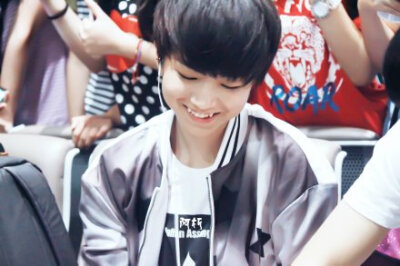 #王俊凯# #TFBOYS成军一周年# 20140801 北京首都机场 虎牙4P TFBOYS队长王俊凯，对粉丝又好又体贴，标志是可爱的小虎牙和细长的桃花眼。年纪小有担当。唱歌刻苦学习努力，队长力十足。小队长，一周年快乐！！！