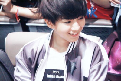 #王俊凯# #TFBOYS成军一周年# 20140801 北京首都机场 虎牙4P TFBOYS队长王俊凯，对粉丝又好又体贴，标志是可爱的小虎牙和细长的桃花眼。年纪小有担当。唱歌刻苦学习努力，队长力十足。小队长，一周年快乐！！！