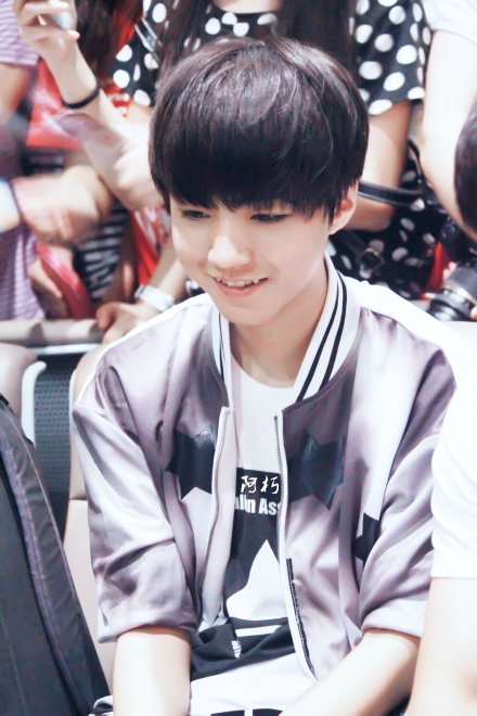 #王俊凯# #TFBOYS成军一周年# 20140801 北京首都机场 虎牙4P TFBOYS队长王俊凯，对粉丝又好又体贴，标志是可爱的小虎牙和细长的桃花眼。年纪小有担当。唱歌刻苦学习努力，队长力十足。小队长，一周年快乐！！！