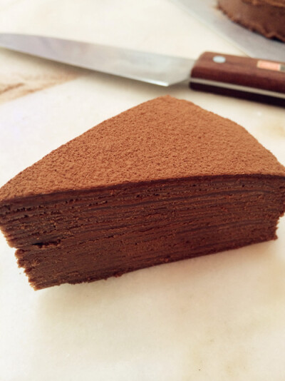 巧克力千层（65%黑巧｜源自法国的可丽饼，是一种特别的用小麦粉制作的薄饼，搭配各种调味的水果或是馅料食用，是一种类似蛋糕，但分层更多更具有变化的甜点。将二十余层小麦制作的可丽饼，与致命巧克力搭配，充分展…