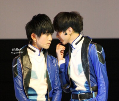 #TFBOYS# #王俊凯# #王源# #易烊千玺# 【8.5热力赛车发布会9P】我爱的三个小小少年，十年路长漫漫，每天都爱你们多一点。TFBOYS出道一周年快乐。【图片严禁二改、商用，转载请注明出处】