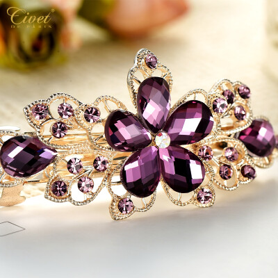 很漂亮的一款发饰，可以梳个公主辫，扎上，很是漂亮的哦，做工很精致，每一颗钻都很闪亮，颜色也很是漂亮的，没有色差，大爱。