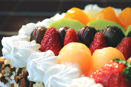 午后，窗外茂密的大树挡住了阳光。时而风吹来，树叶随风飘动，阳光从叶子间的缝隙中射进来，于是蛋糕上也留下了阳光舞动着的影子。