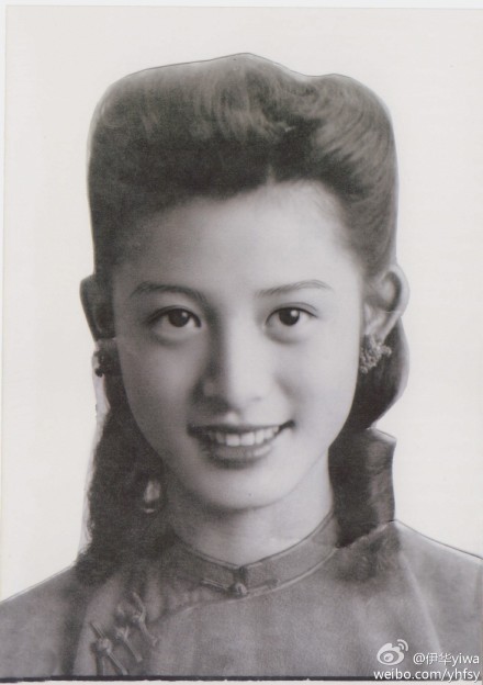 【寻找上海LADY：跨时代的美貌】图中女子是我已故的祖母徐谟佳，1923年2月出生，上海徐家汇人。从老人家留下的照片中，我们目睹了她18岁刚成年时的青涩与腼腆、风华正茂时的婀娜多姿和30岁时的成熟之美。祖母清纯脱俗的美貌，从未输给过时光。——刘都