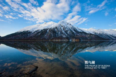 川藏南线是最著名的进藏路线，沿着318国道从成都至拉萨，全长2142公里。这条被国家地理评选为中国最美的景观大道拥有得天独厚的自然景观，行走在川藏线上，一日几重天，雨雪冰雹，四季相遇，还有不容忽视的泥石流塌…