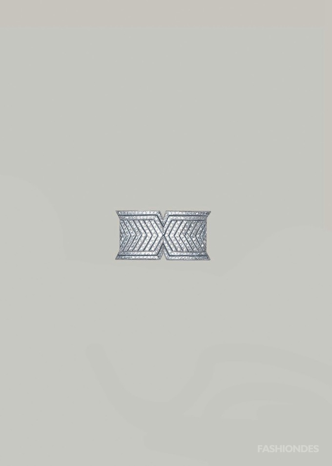 V，在罗马数字中代表数字5，路易威登以此为名推出品牌第五个顶级珠宝系列； V ，亦是该珠宝系列中最耀眼的 87.92 克拉澳大利亚黑欧泊石天然造型。“V”，还是加斯顿-路易·威登在装饰艺术风格时期所设计的品牌标识符号——加斯顿作为艺术装饰时期的主要活跃人物，曾主持了 1925 年的现代工业和装饰艺术展览。
