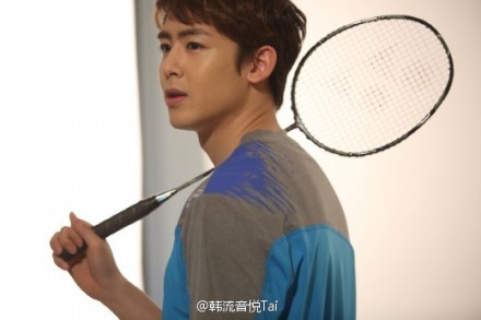 #2PM#将以今年回归为目标准备中！30日，#NichKhun#为某运动品牌2014F/W拍摄的画报以及采访内容公开。画报中NichKhun展现运动天赋，配合运动器材散发出克里斯马魅力。在采访中他表示“今年之内会在韩国发新专辑，正在努力准备中，谢谢粉丝一直的应援”。http://t.cn/RPfLxZJ