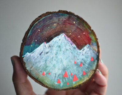 画在雪松木上的山川与湖泊，木纹的肌理给画面增添了迷幻的味道。作者：Cathy McMurray