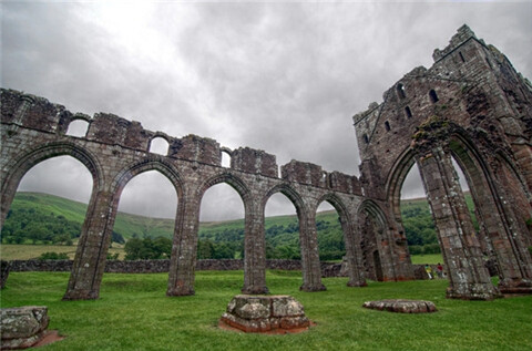 #玩转英国#Llanthony Priory位于威尔士著名的国家公园之一Brecon Beacons National Park。小伙伴可能觉得，这里看起来就只是一片废墟有啥好玩儿的，如今这里是以它所处的美腻的自然野生环境而出名的哦。它位于Vale of Ewyas之上，周围郁郁葱葱并且临着各种连绵不绝的小山，天气晴朗的时候十分舒适！