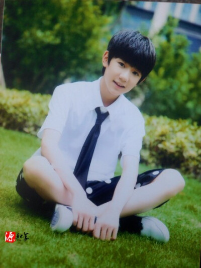 #王源##TFBOYS王源# 【源纪年Royera】【伴你成长，为你护航，待你成王】【140809广州签售】虽然签售早就结束了，但是小纪年还在这边拉着易拉宝哦好多人上来合照～然后小马哥在源纪年的旁边卖礼包哦！！！买礼包送帅…