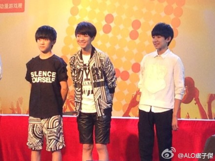 是日完成了超人氣天团組合@TFBOYS组合 廣州見面會，全國各地的fans都齊聚到場支持！送上現場圖片！帶著夢想，你們繼續加油！@TFBOYS-王俊凯 @TFBOYS-王源 @TFBOYS-易烊千玺 @TFBOYS中文首站