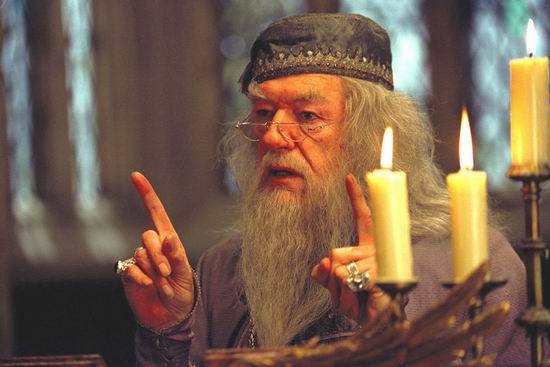 阿不思·珀西瓦尔·伍尔弗里克·布赖恩·邓布利多（Albus Percival Wulfric Brian Dumbledore）,扮演者：迈克尔·甘本 逝世时为116岁，所属学院：格兰芬多，主要贡献：1945年击败黑巫师盖勒特·格林德沃,（碰巧的是，这一年里我们世界里希特勒也被反法西斯阵营打败）；发现龙血的十二种用途；与尼可·勒梅在炼金术方面卓有成效。