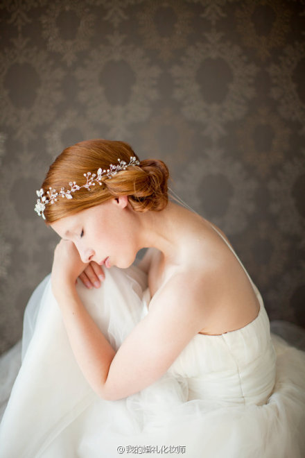 #Chic things#【Crystal Bridal Crown】（图集）新娘戴上水晶皇冠，楚楚动人，纤尘不染中带着几许仙气~大图在这里：|Crystal Bridal Crown by 我的婚礼化妆师