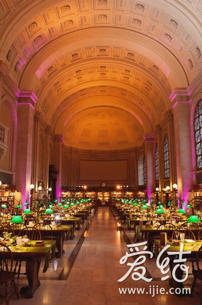 波士顿图书馆婚礼，宾客们就在图书馆阅览室中的书桌上用餐。