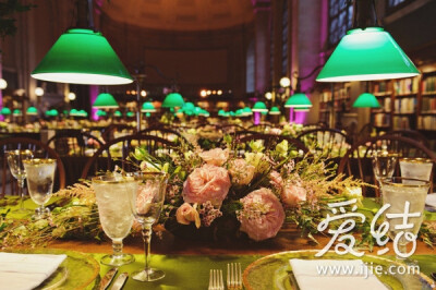 波士顿图书馆婚礼，绿色+粉色，秘密花园灵感的桌花。