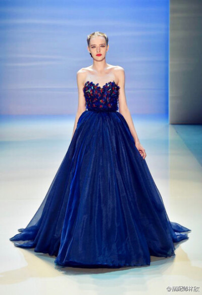 Georges Hobeika Haute Couture Fall 2014绽放在衣身上的立体花朵装饰真是让人欣喜。