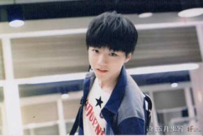 【#TFboys#助阵《我们一起来》】TFBOYS用歌声为同龄人加油。由于成名得早，3个男孩经历了比同龄人更多的挫折和历练，这也让他们对“默契”二字有更深的理解。#王俊凯#说：“其实绑腿跑的训练和我们练舞是一样的，要…