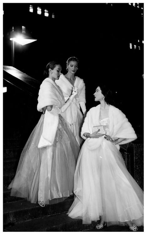 1946. Models: Evelyn Tripp, Sunny Harnett, and Dovima. Photo: Gjon Mili (B1904 – D1984),
