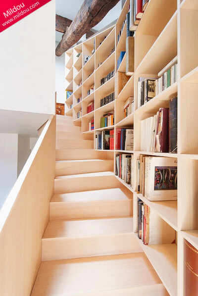 楼梯和书柜的完美结合，走过即是一片书香景。