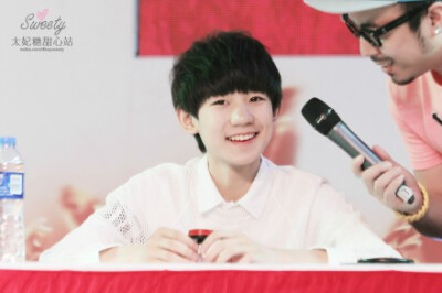 140809#TFBOYS王源# 广州签售6P 嗨~大家早上好！都吃早餐了吗？要不要来份加餐呀~cr.@西米快点瘦