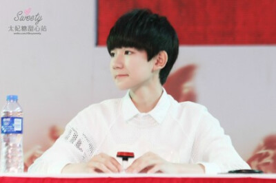 140809#TFBOYS王源# 广州签售6P 嗨~大家早上好！都吃早餐了吗？要不要来份加餐呀~cr.@西米快点瘦