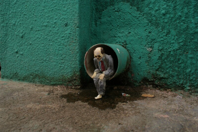 曾经介绍过的西班牙艺术家 Isaac Cordal ，带来了他的“水泥日食”系列微型雕塑和装置艺术的新作品～他创造微型的人物雕塑，并将它们安置在城市街道的不同环境里，意在批判现代社会…