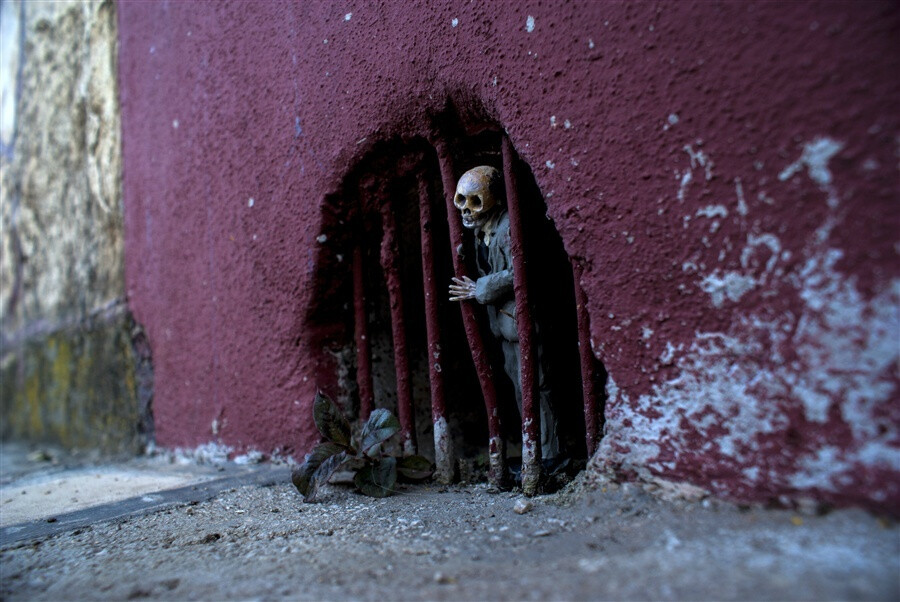 曾经介绍过的西班牙艺术家 Isaac Cordal ，带来了他的“水泥日食”系列微型雕塑和装置艺术的新作品～他创造微型的人物雕塑，并将它们安置在城市街道的不同环境里，意在批判现代社会…