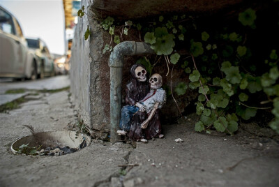 曾经介绍过的西班牙艺术家 Isaac Cordal ，带来了他的“水泥日食”系列微型雕塑和装置艺术的新作品～他创造微型的人物雕塑，并将它们安置在城市街道的不同环境里，意在批判现代社会…